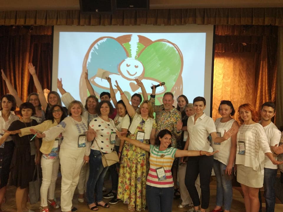 Na afloop van de lezing wilden velen mee op de foto, Kharkiv Oekraïne.