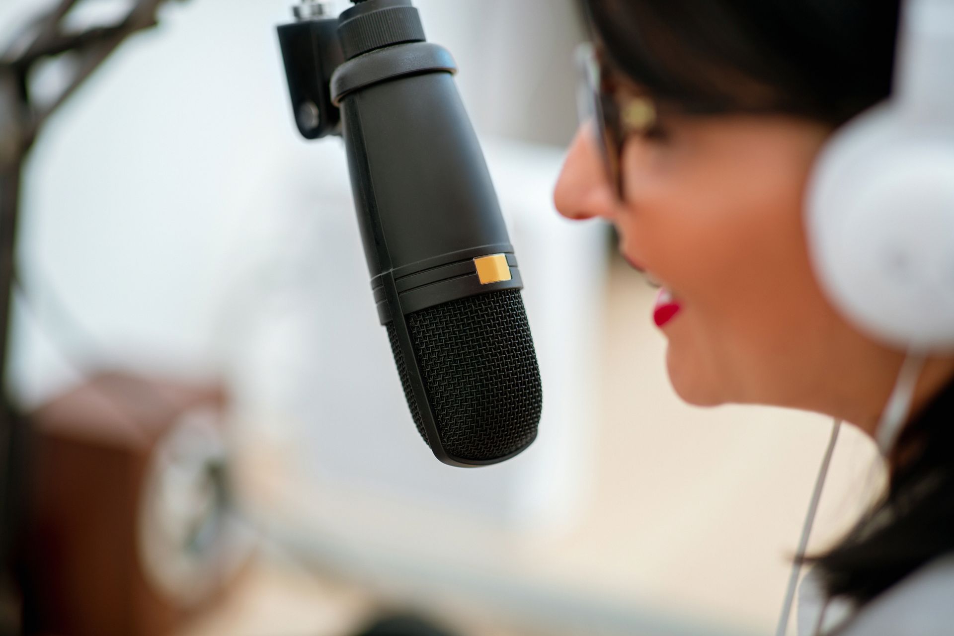 ìntränsōl foreign language voice talent