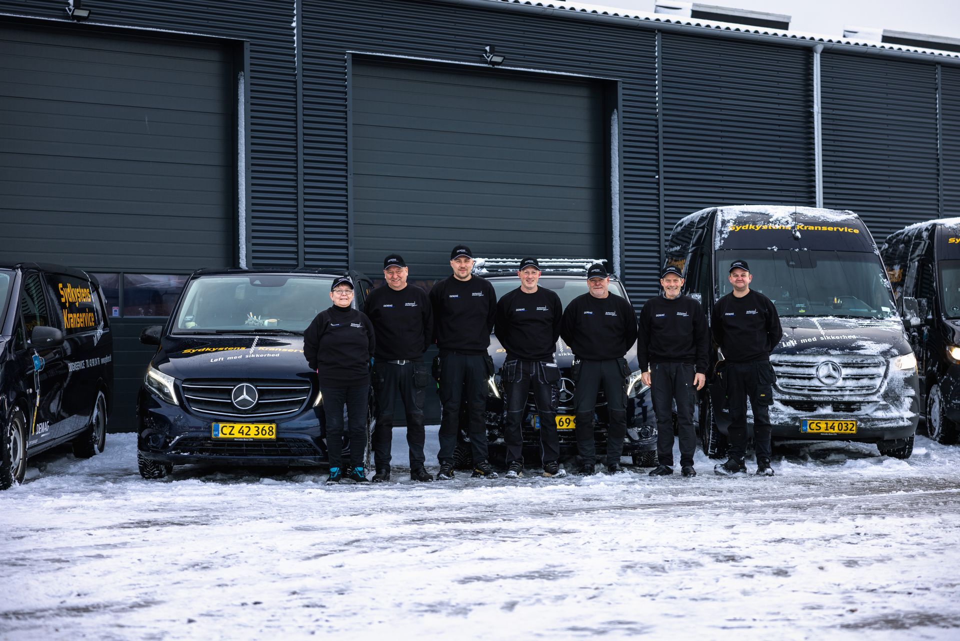Medarbejdere fra Sydkystens Kranservice foran servicebilerne - kranfirma på Sjælland