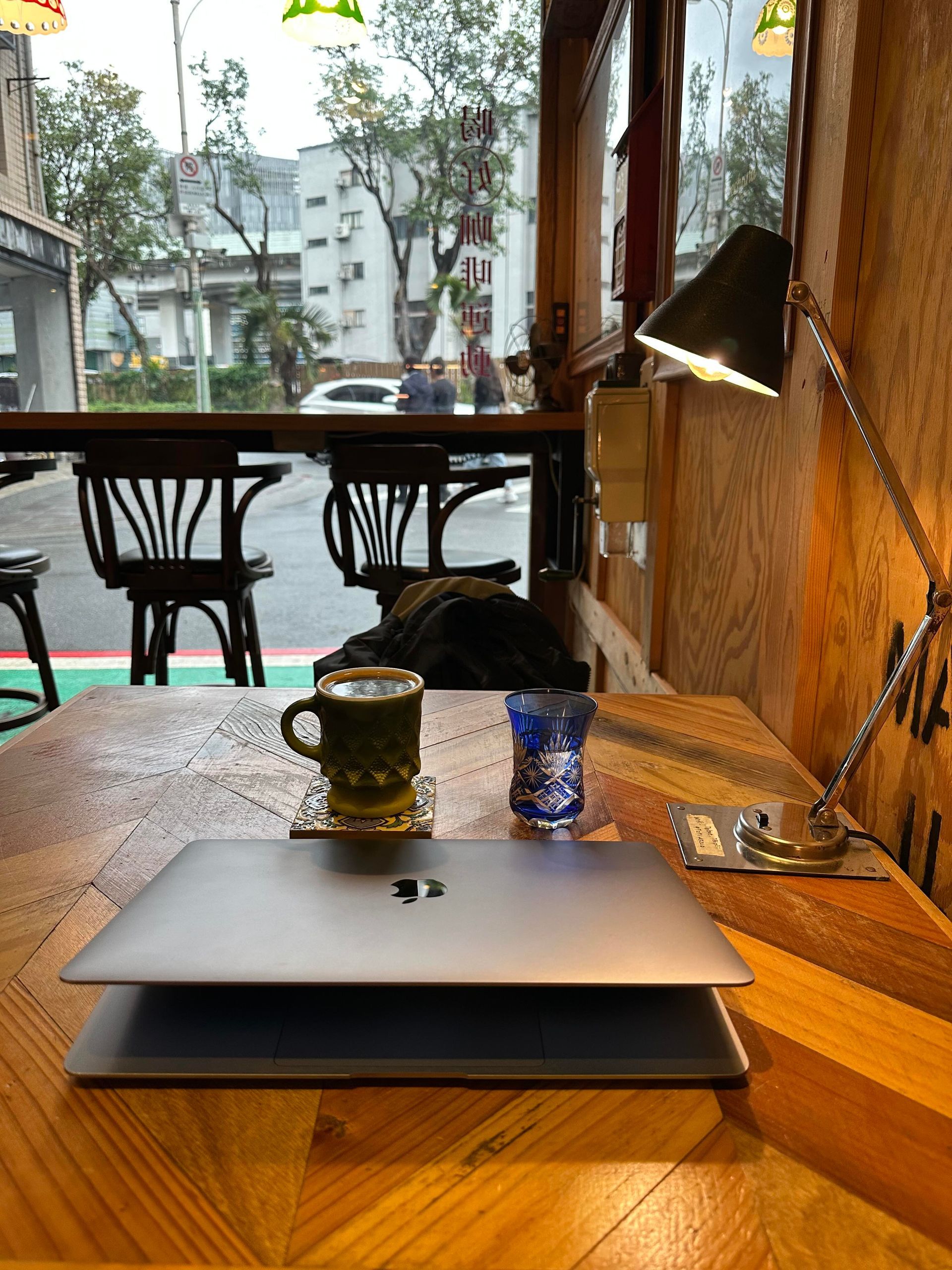 忠孝新生咖啡廳,德佈Debut Cafe