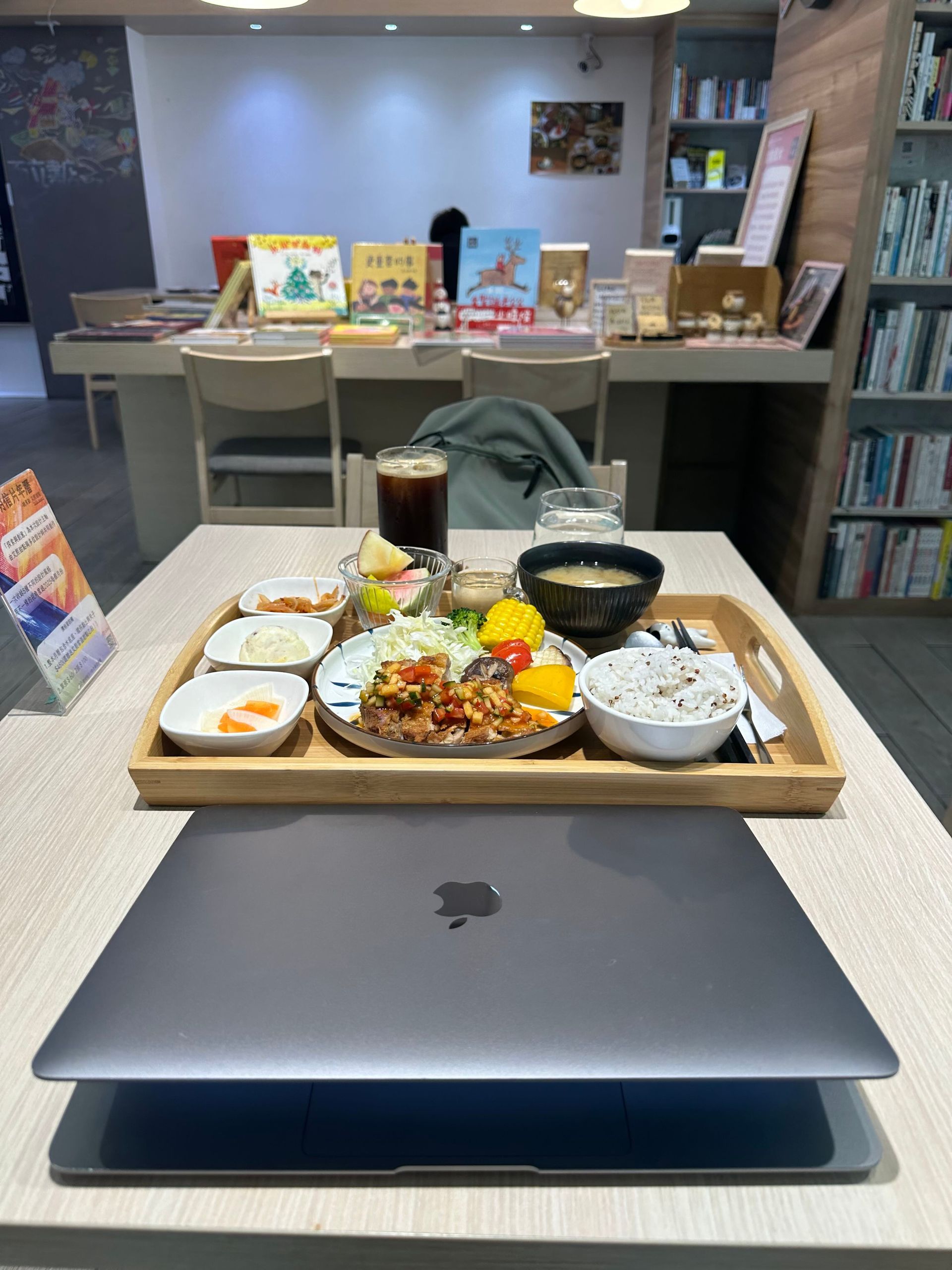 台電大樓站咖啡廳，書屋花甲Ｘ而立書店