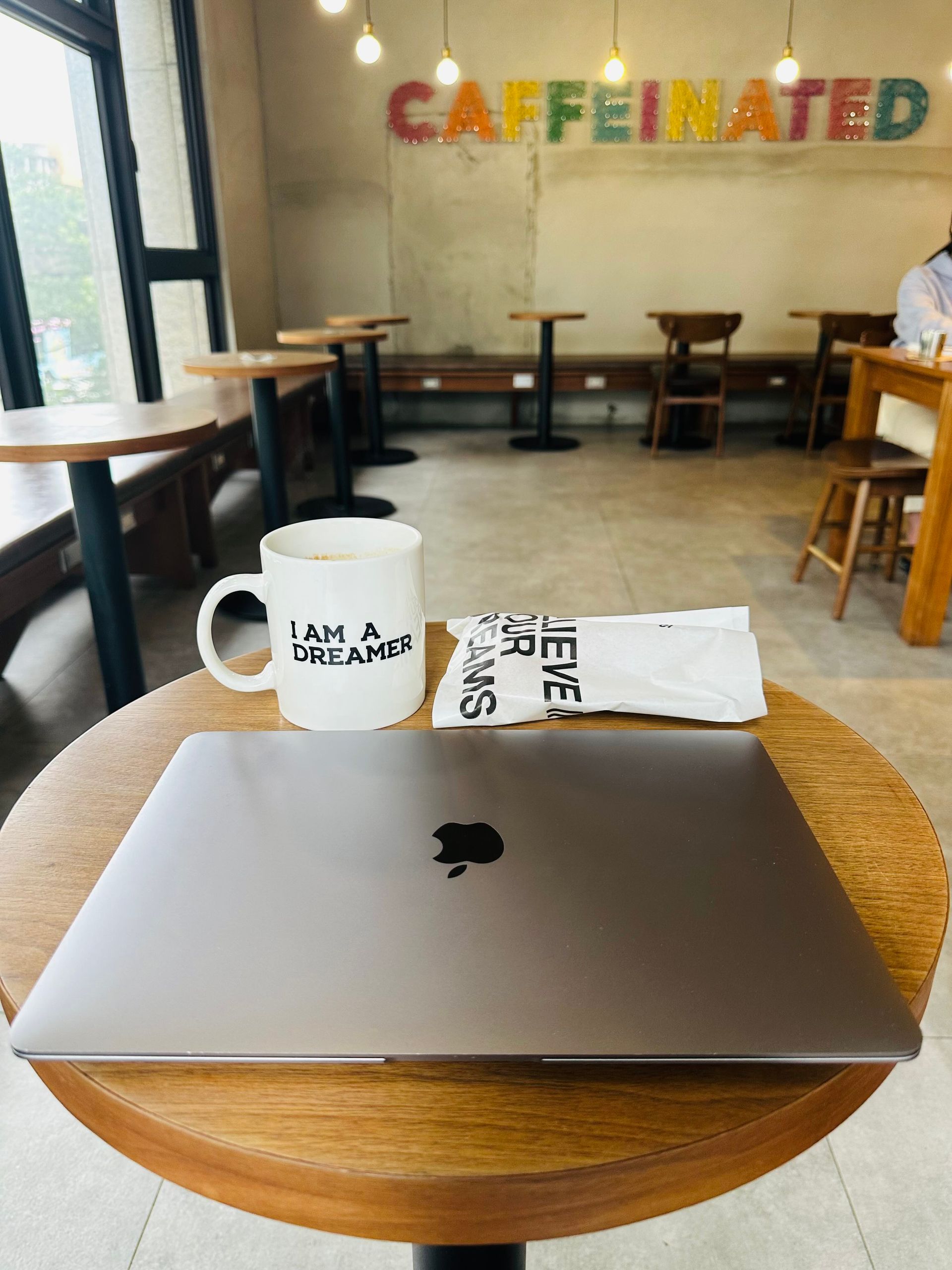 七張站咖啡廳，DREAMERS COFFEE ROASTERS 新店寶橋店