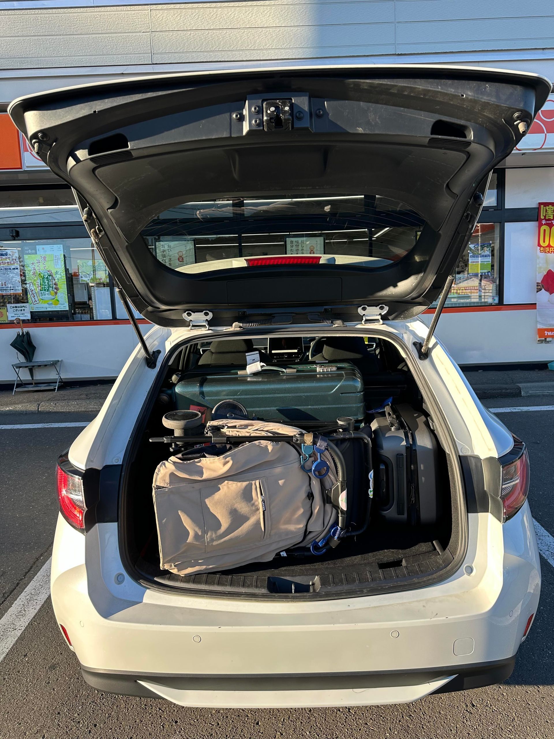 TOURING後車廂可以容納一個29吋行李箱、20吋登機箱和一個娃娃車