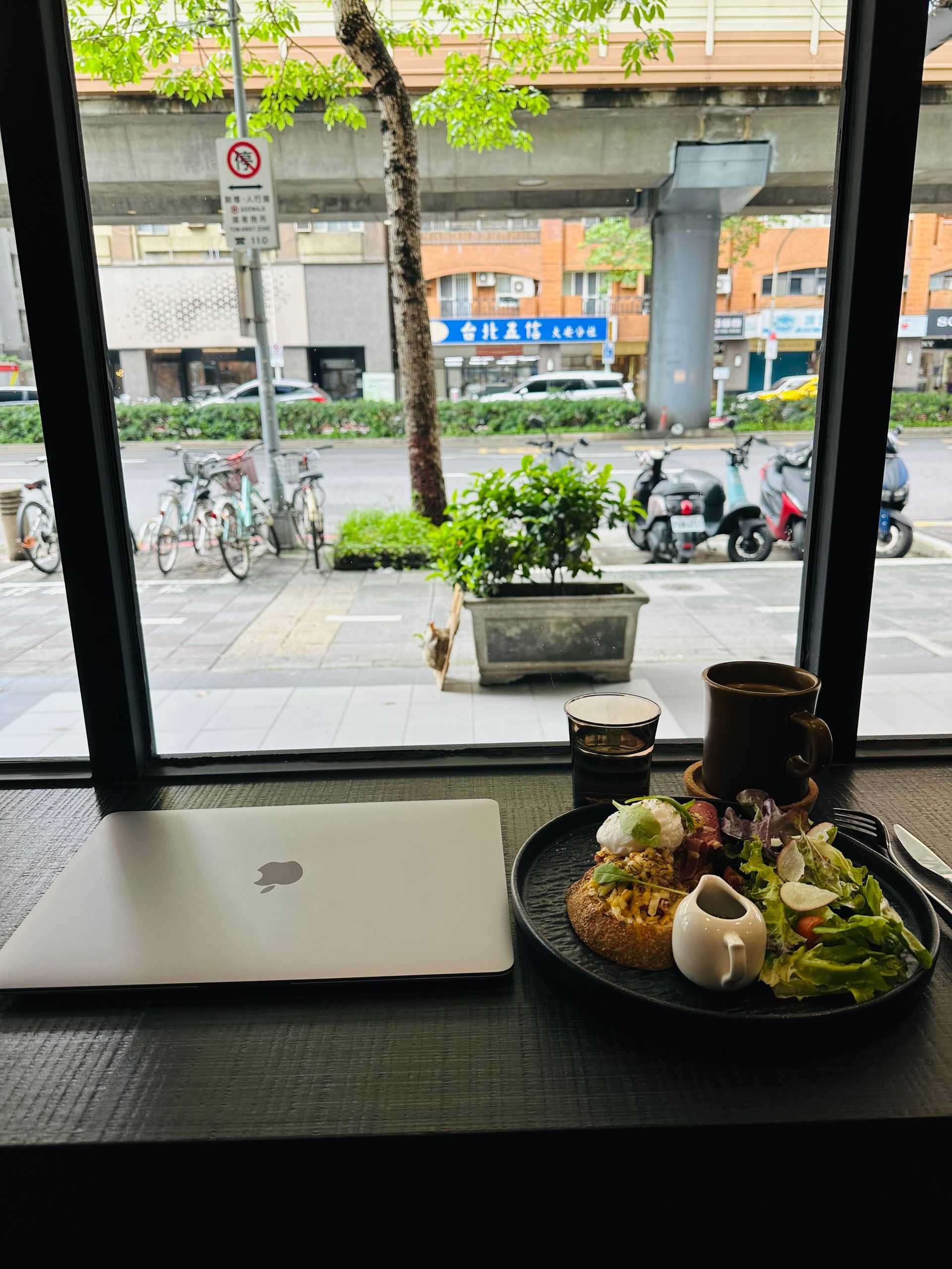 大安站咖啡廳,LOTUS CAFFÉ