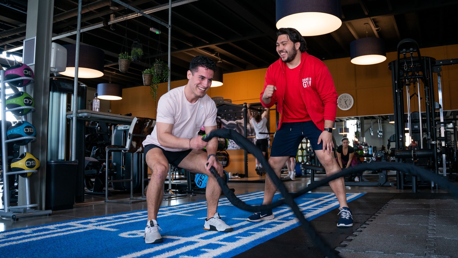 Twee mannen doen oefeningen met touwen in een sportschool.
Vraag ChatGPT

