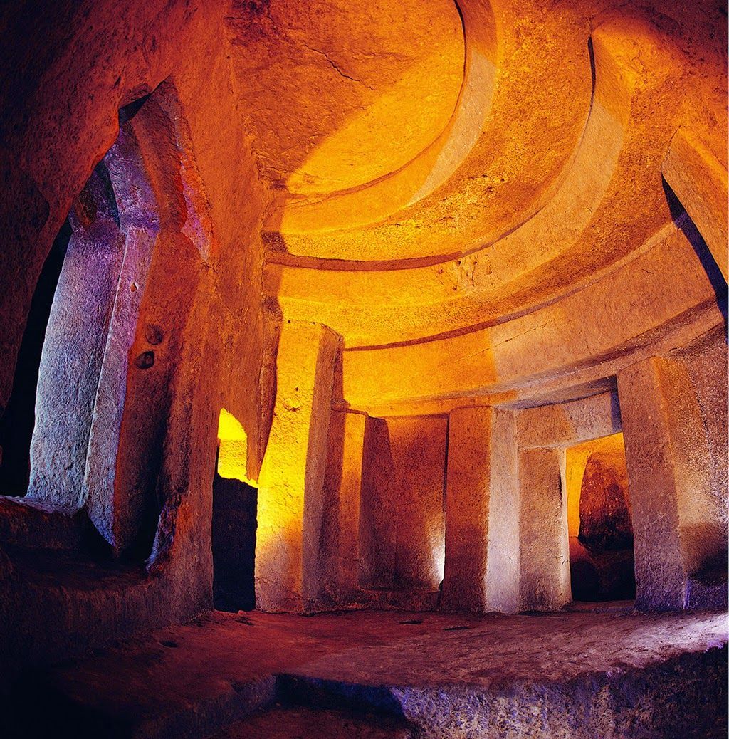 Uma caverna com uma luz brilhando através das paredes