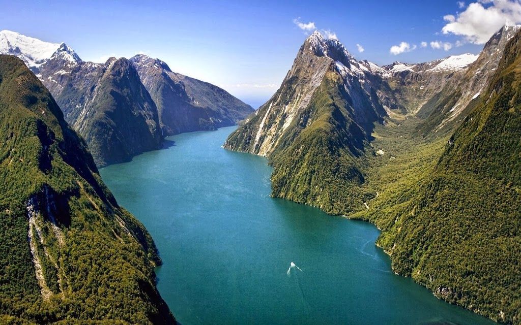 Uma vista aérea de um lago cercado por montanhas