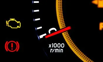 Dashboard with illuminated warning lights: engine, brake, and tachometer at approximately 1500 r/min.