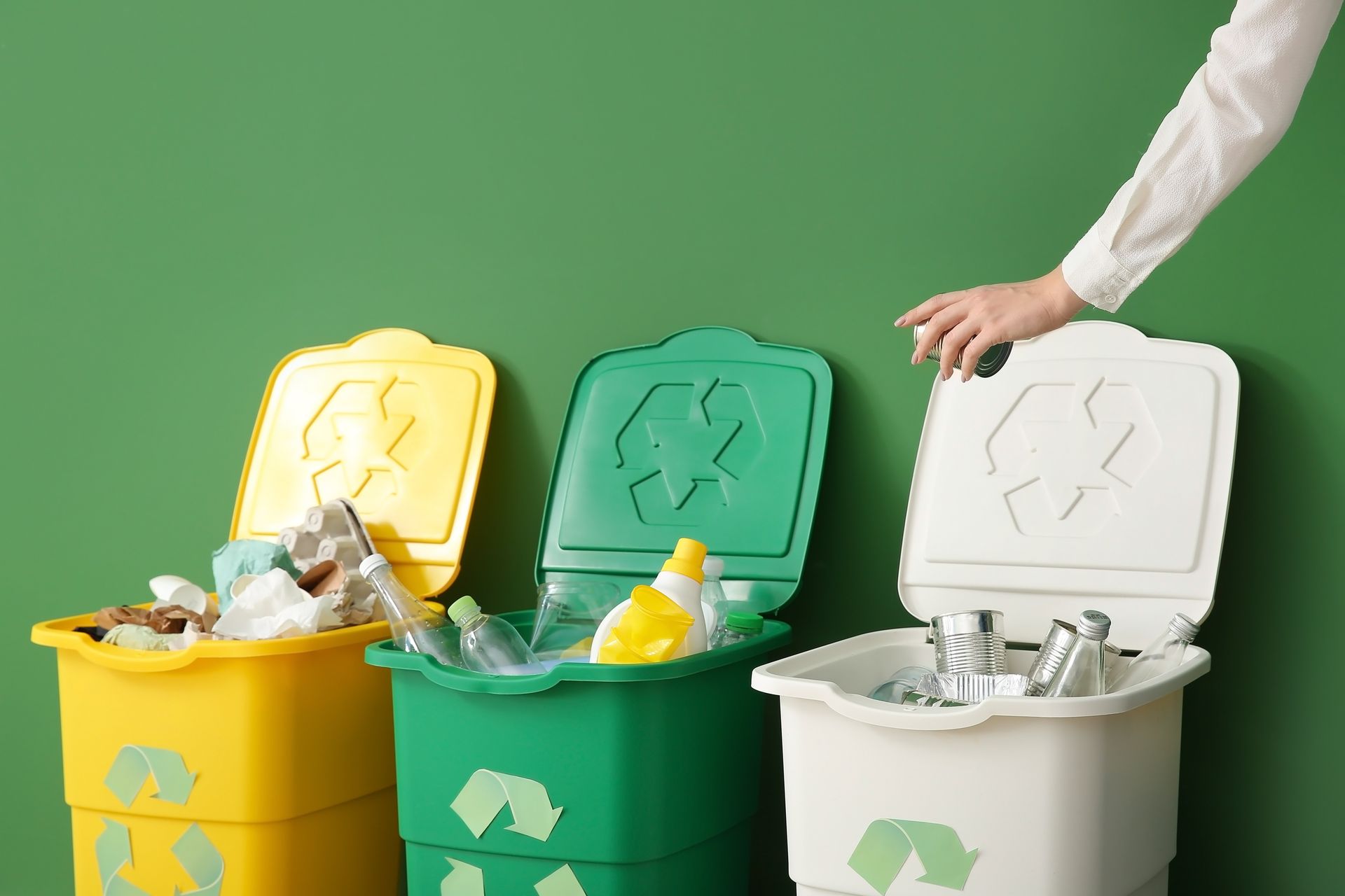 Bac de recyclage rempli de bouteilles en verre brun, de papier brun froissé et d'une boule blanche.