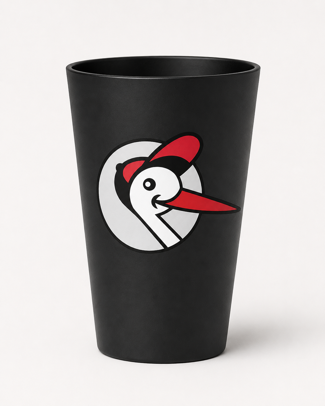ecocup noir avec un logo qui est une cigogne avec une casquette rouge
