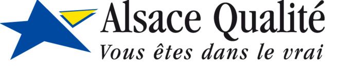 Des personnes emballent leurs aliments dans des contenants à une table.