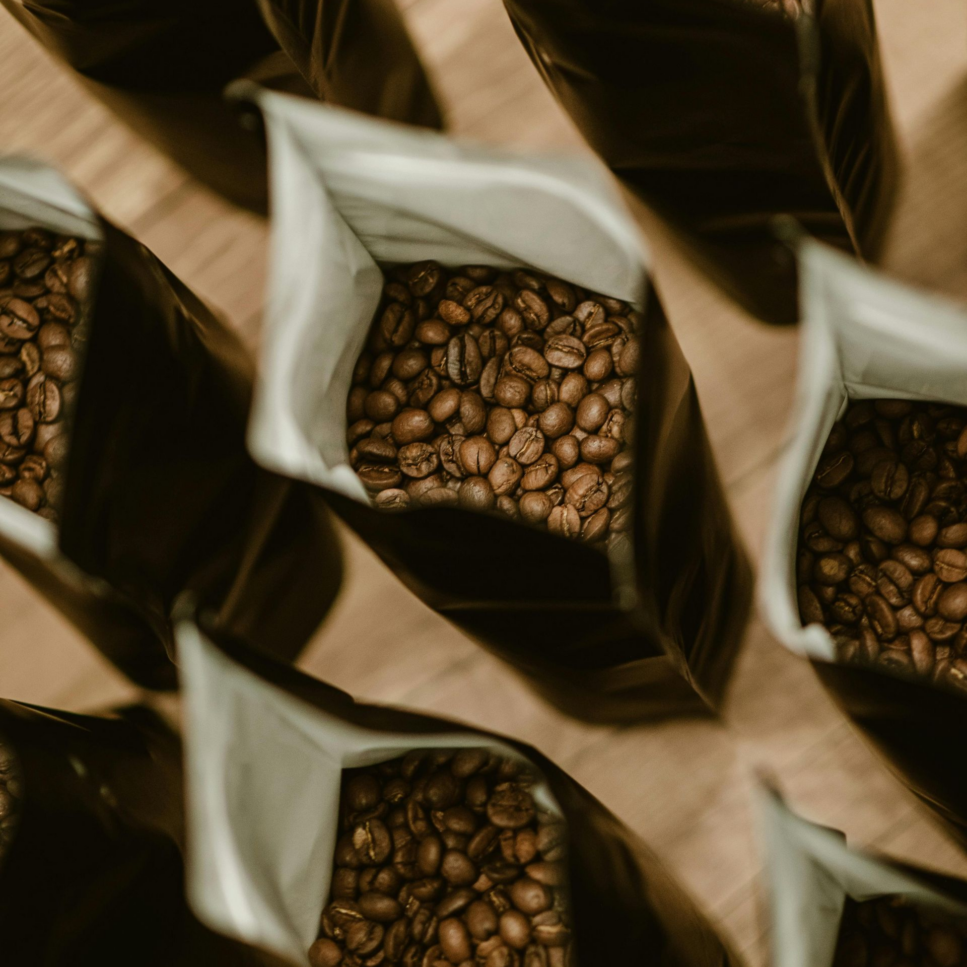 Gros plan sur des grains de café emballés dans des sachets en papier brun