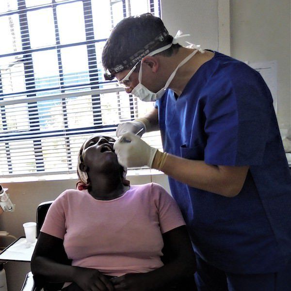 Dr. Christoph Weber – Humanitärer Zahnarzt-Einsatz in Nairobi, Kenia