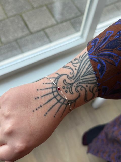 Permanent Jewelry armband om pols