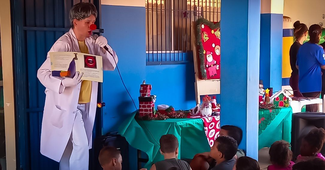 contação de estória do livro “Abre a boca e feche os olhos!”, com o artista Bruno Wan-Dick