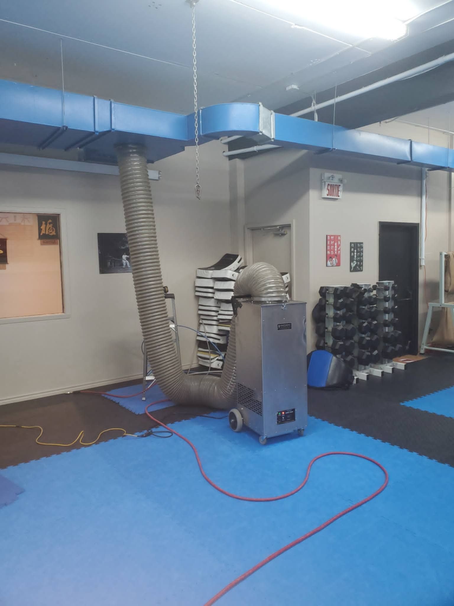 Une machine de nettoyage de conduit dans un gym