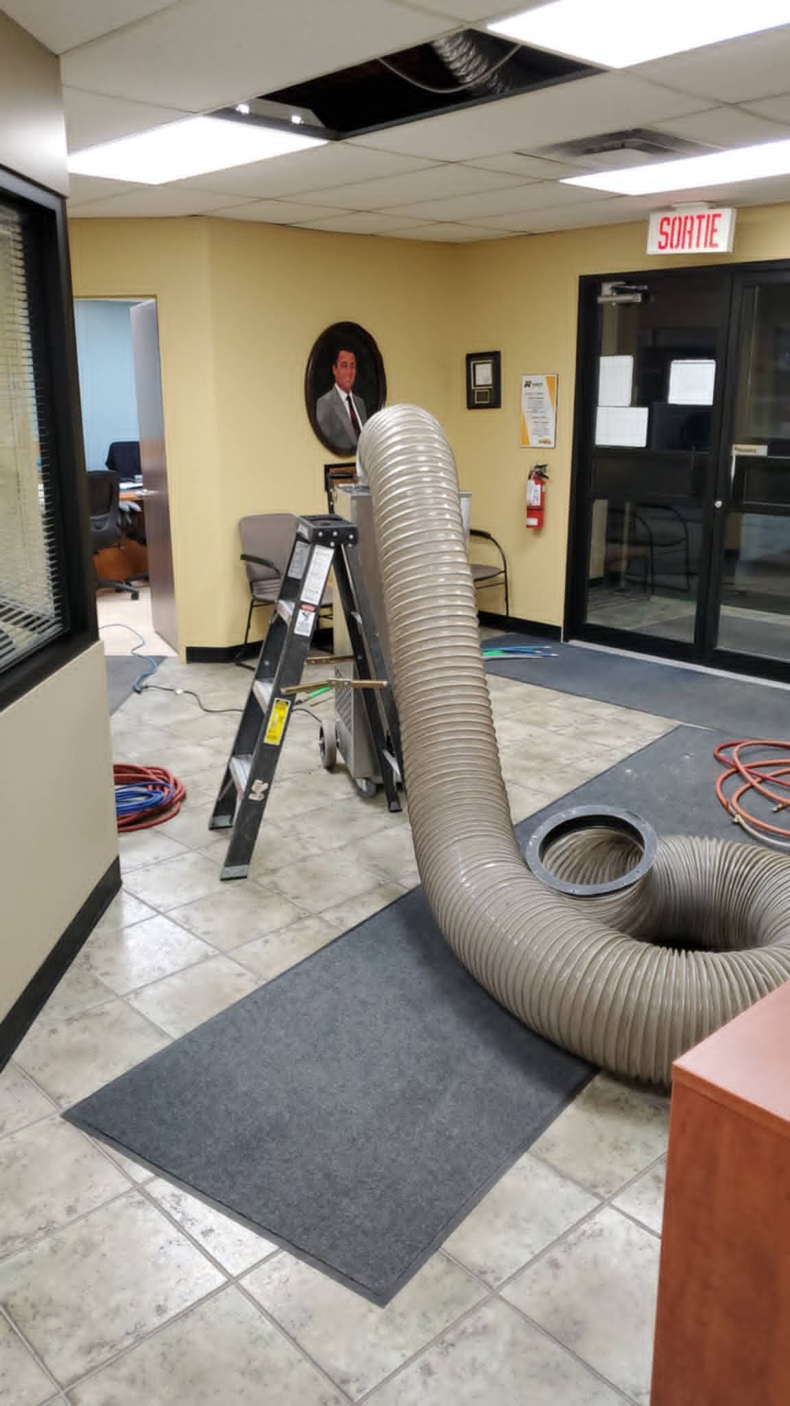 Gros tuyau d'aspirateur dans le hall d'un immeuble de bureaux