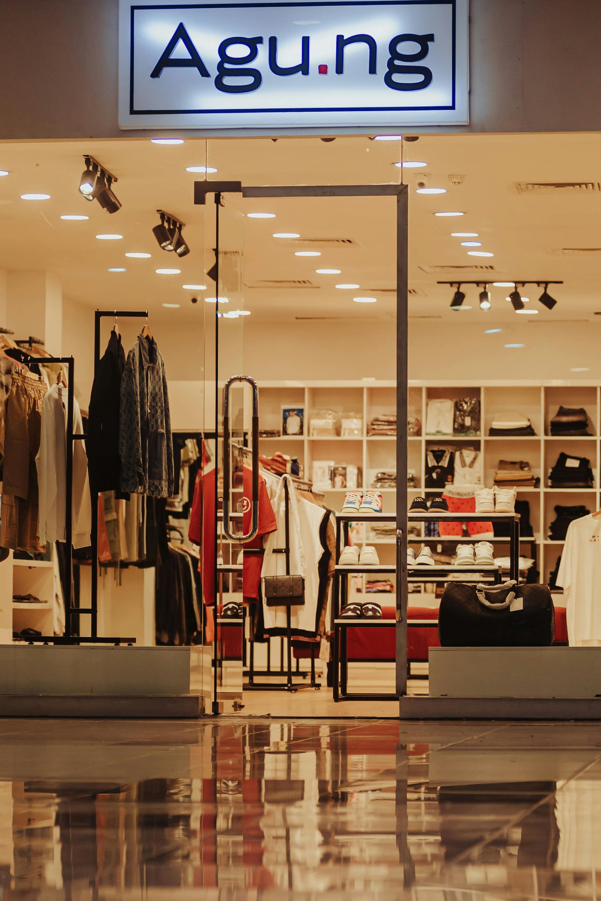 L'entrée lumineuse d'un magasin de vêtements