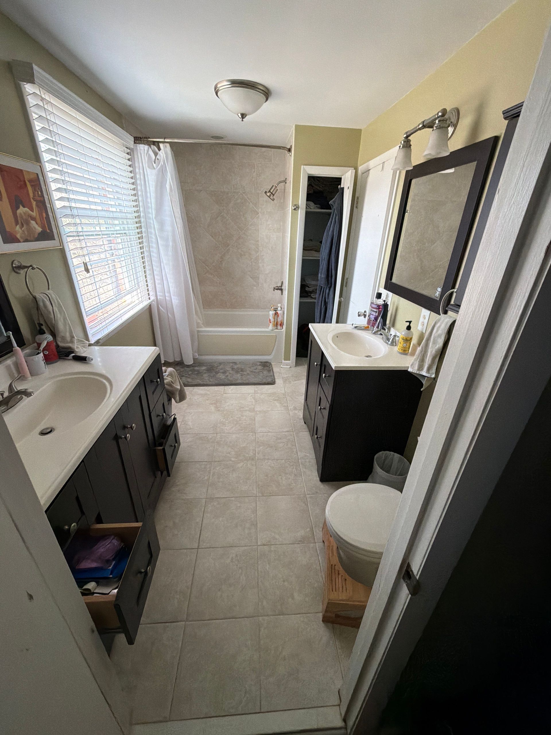 Image of a Nashville bathroom before a full remodel