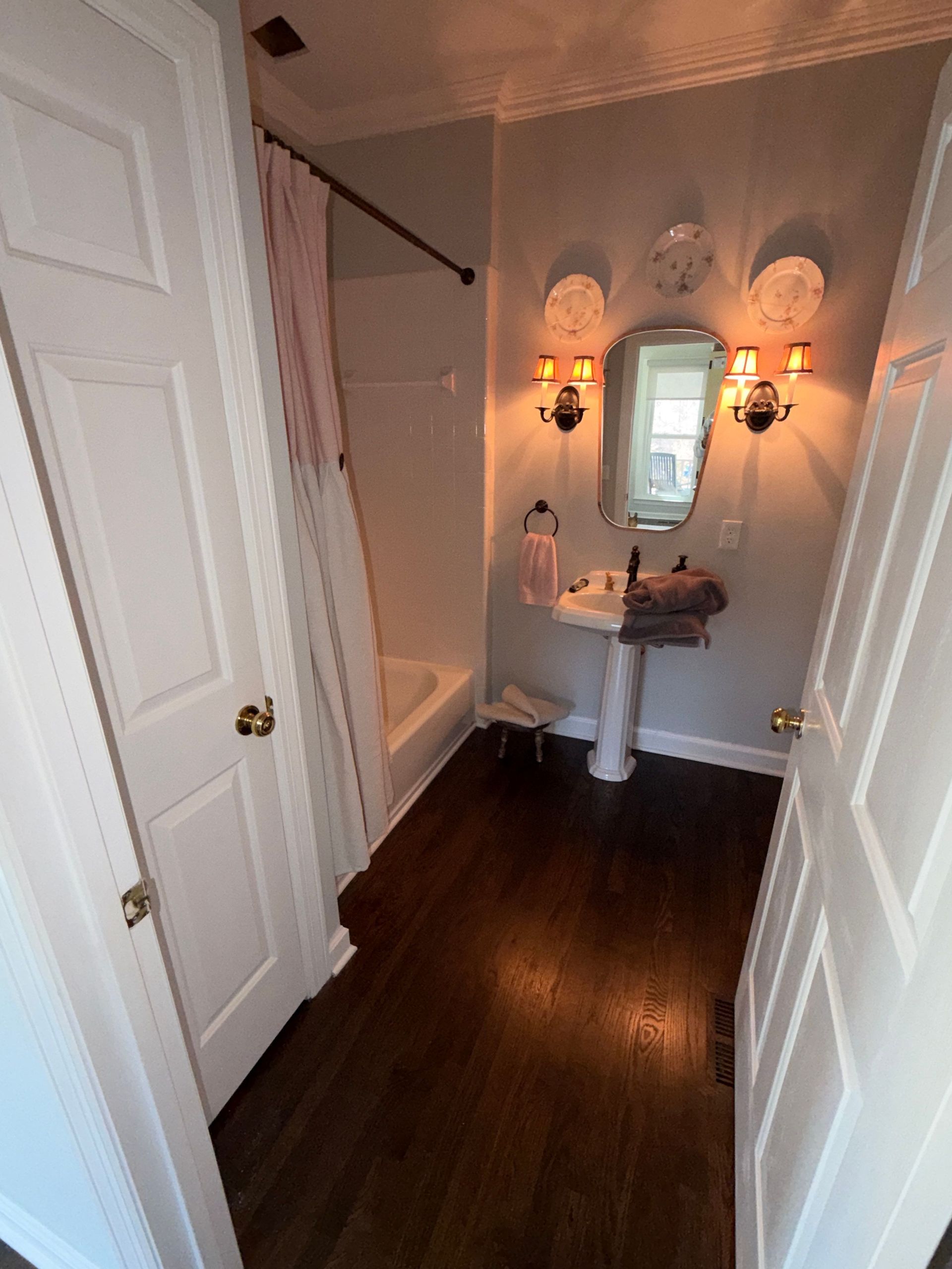 Image of a brentwood bathroom before a full remodel