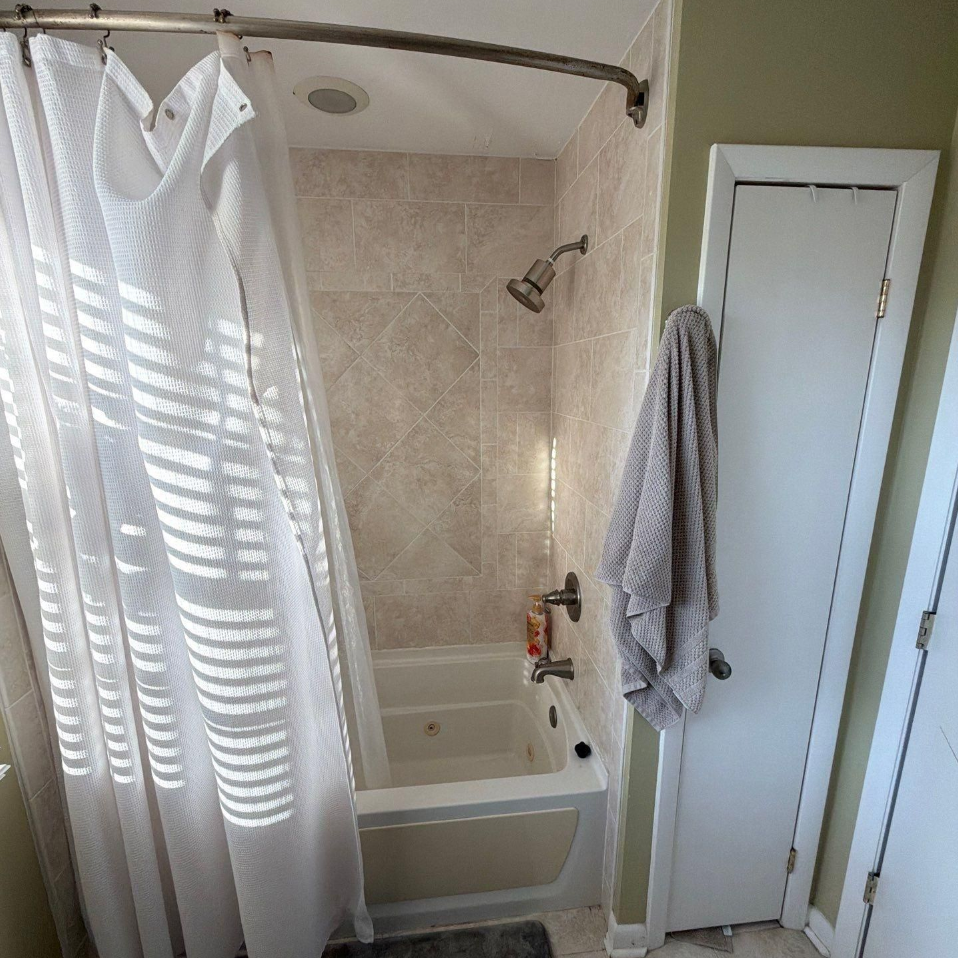 Image of a Nashville bathroom before a full remodel