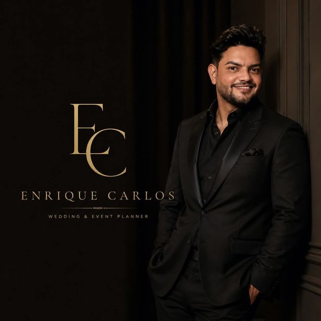 Hombre con traje negro junto a las letras doradas «EC» y el texto Enrique Carlos sobre un fondo oscuro