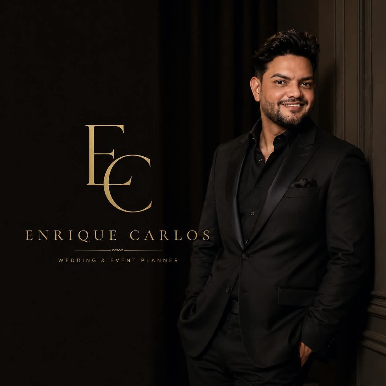 Hombre con traje negro posando junto al logotipo dorado «EC» sobre un fondo oscuro