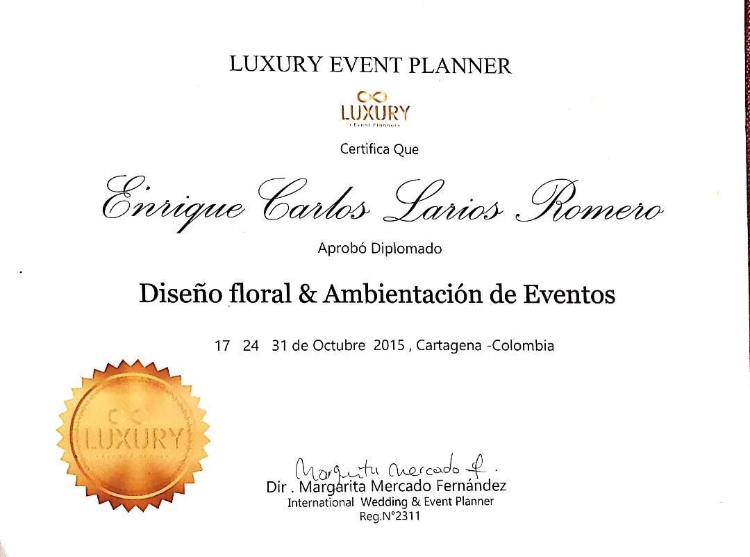 Elegante tarjeta de visita para una empresa de organización de eventos, con un sello dorado y un diseño floral