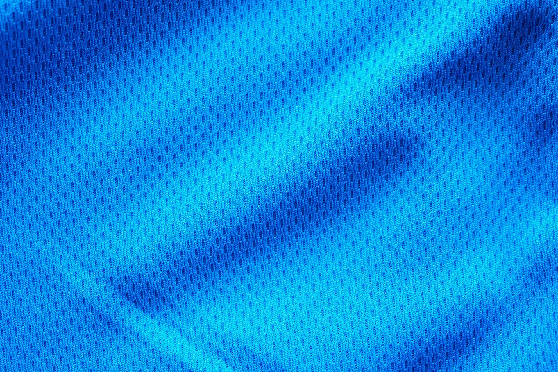 Tessuto a rete sportiva blu con pieghe diagonali.