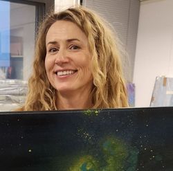 Foto happy client with artwork