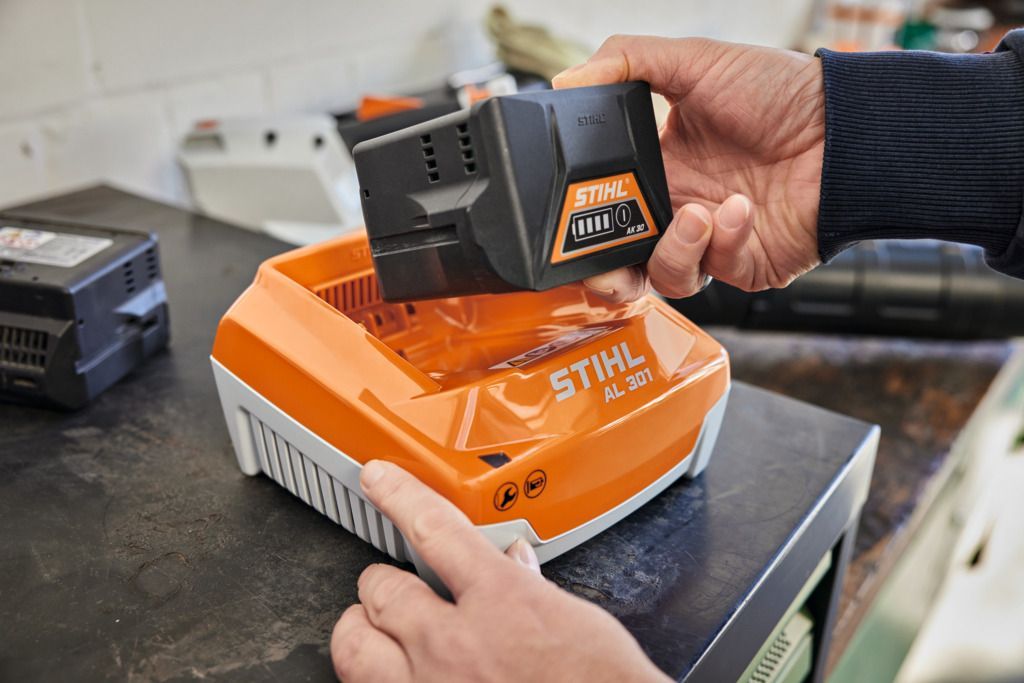 Système de batterie AK STIHL pour vos machines et outillage de jardin vendu chez Green Machine