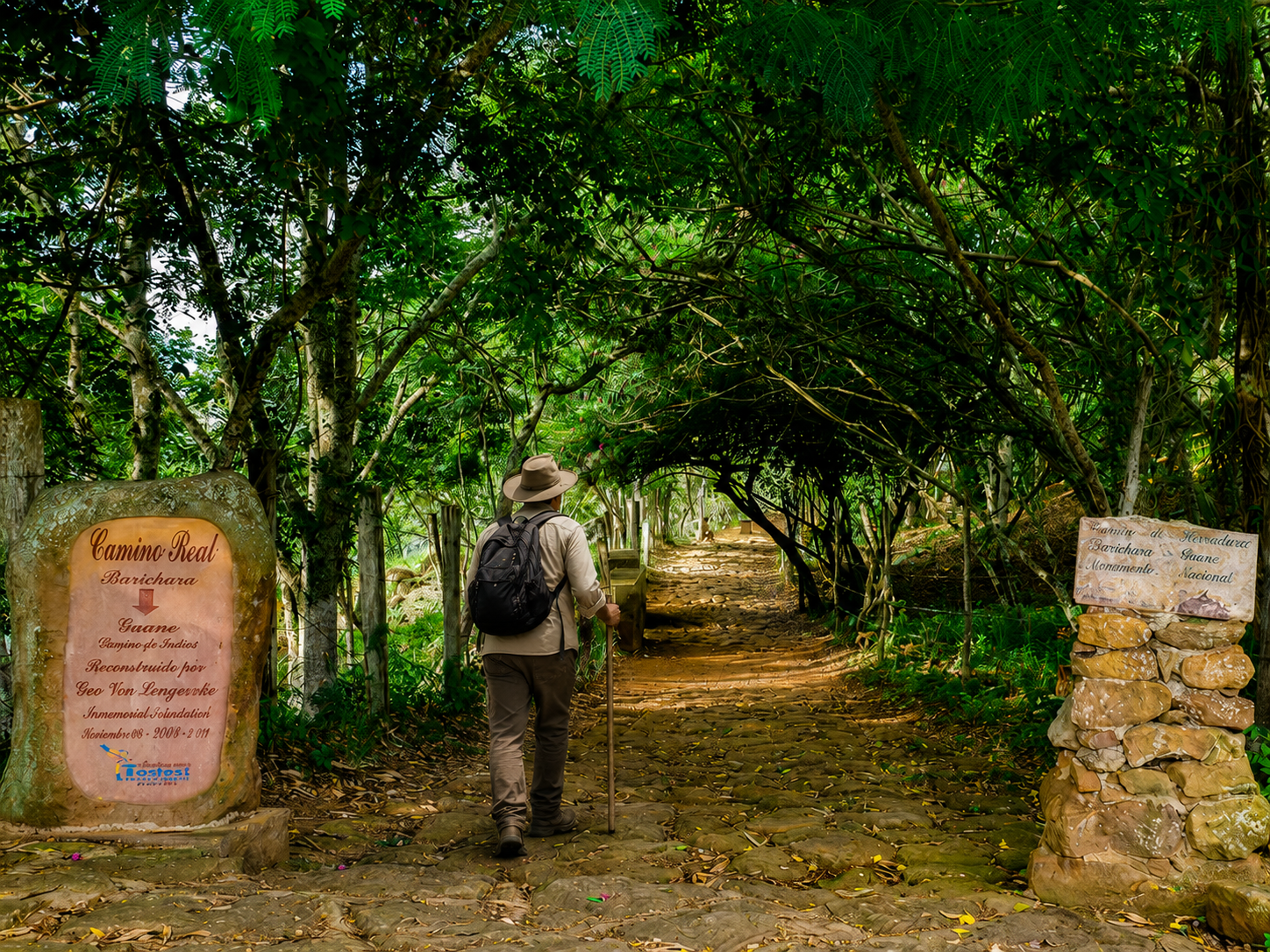 Camino Real del Cañón del Chicamocha
Para los viajeros que buscan una experiencia más aventurera, los Caminos Reales del Gran Santander continúan más allá de Barichara y Guane, atravesando algunos de los paisajes más impresionantes de Colombia.
Desde Villanueva es posible seguir antiguas rutas históricas que descienden hacia el corazón del Cañón del Chicamocha hasta llegar al histórico pueblo de Jordán, uno de los municipios más pequeños y auténticos de la región.
Estos senderos atraviesan montañas, caminos de piedra, paisajes áridos y panoramas espectaculares sobre el cañón, ofreciendo una experiencia única para amantes del trekking, la naturaleza y la aventura.
El recorrido permite descubrir la inmensidad del Cañón del Chicamocha, considerado uno de los accidentes geográficos más impresionantes de Colombia. Para quienes desean extender la experiencia, es posible continuar hacia Los Santos y conectar con otros caminos y miradores del territorio.
Debido a las distancias y al clima cálido de la región, estas caminatas requieren preparación física, hidratación y salidas tempranas para disfrutar el recorrido de forma segura y tranquila.
Con Baiatour Travel, los viajeros pueden vivir esta experiencia acompañados por guías locales, combinando naturaleza, historia, cultura y aventura a través de los antiguos caminos del Gran Santander.