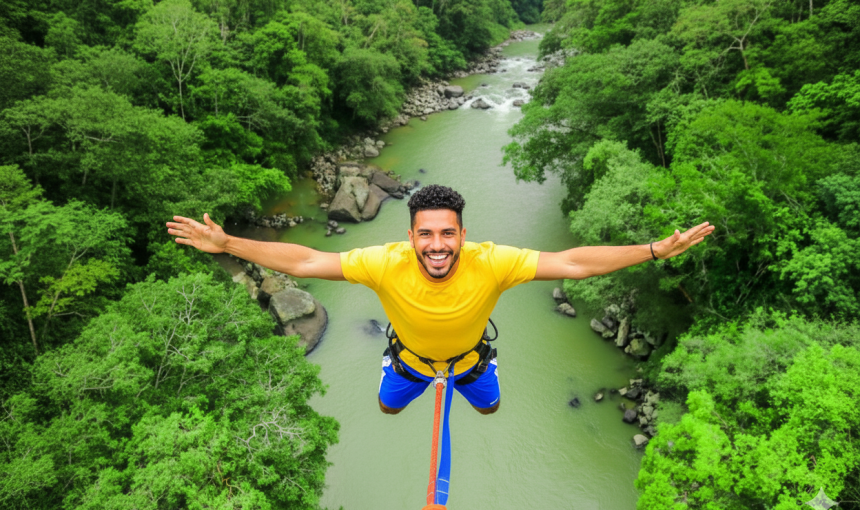 Un hombre hace puenting sobre un río verde en un exuberante bosque verde con los brazos extendidos y una cara sonriente.