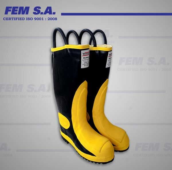Un par de botas de goma amarillas y negras de fem saMy