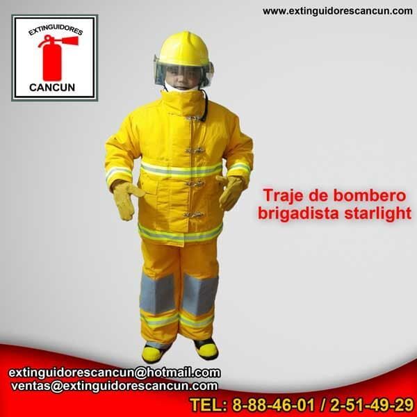 Un bombero lleva un uniforme amarillo y un casco amarillo.