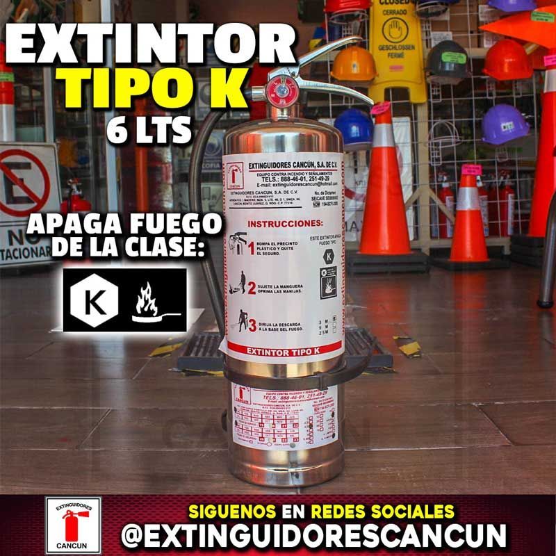 Un extintor de incendios tipo k está sentado sobre un suelo de madera