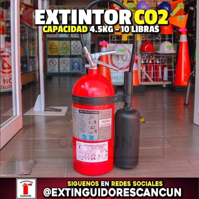 Un extintor rojo con las palabras extintor co2.