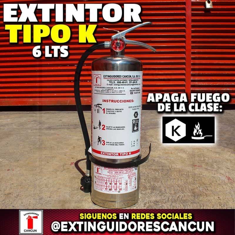 Un extintor de incendios tipo k está sentado en el suelo