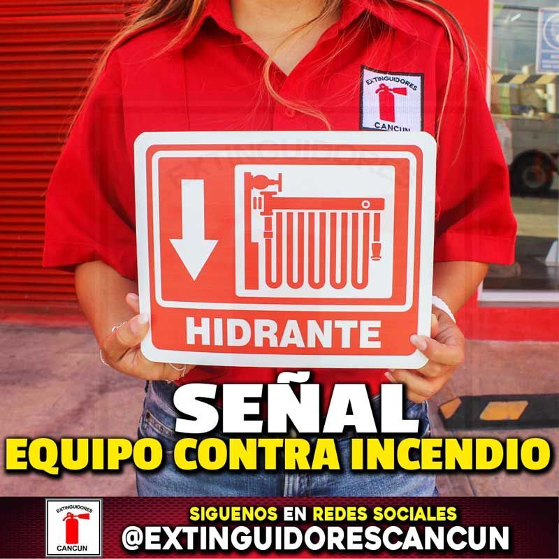 Una mujer con una camisa roja sostiene un cartel que dice hidrante.