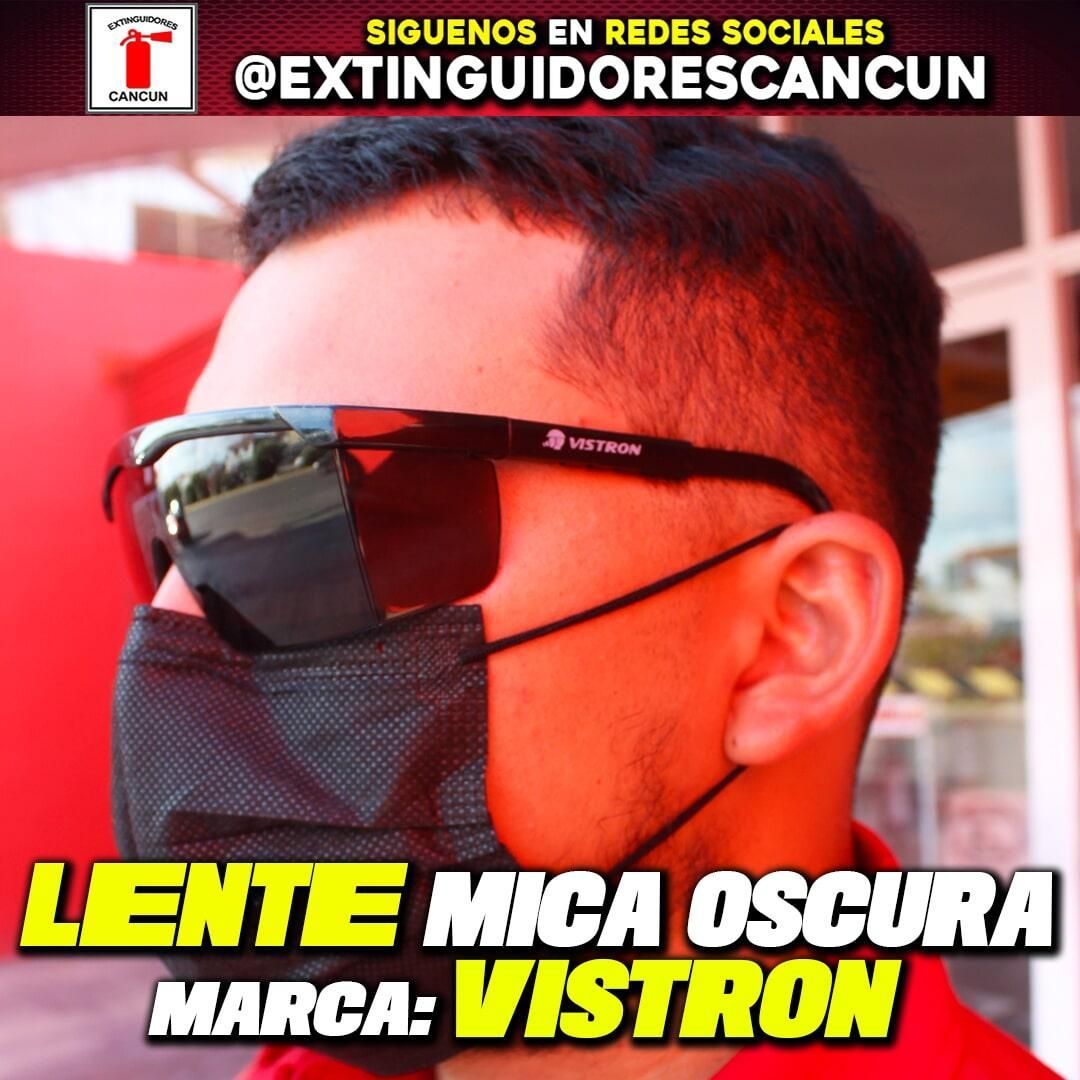 Un hombre con gafas de sol y una máscara dice lente mica oscura marca vistron