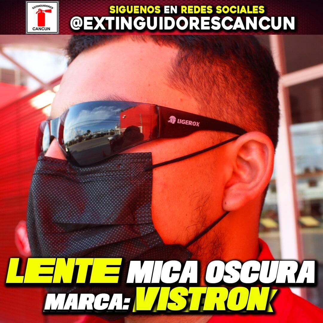 Un hombre con gafas de sol y una máscara dice lente mica oscura marca vistron