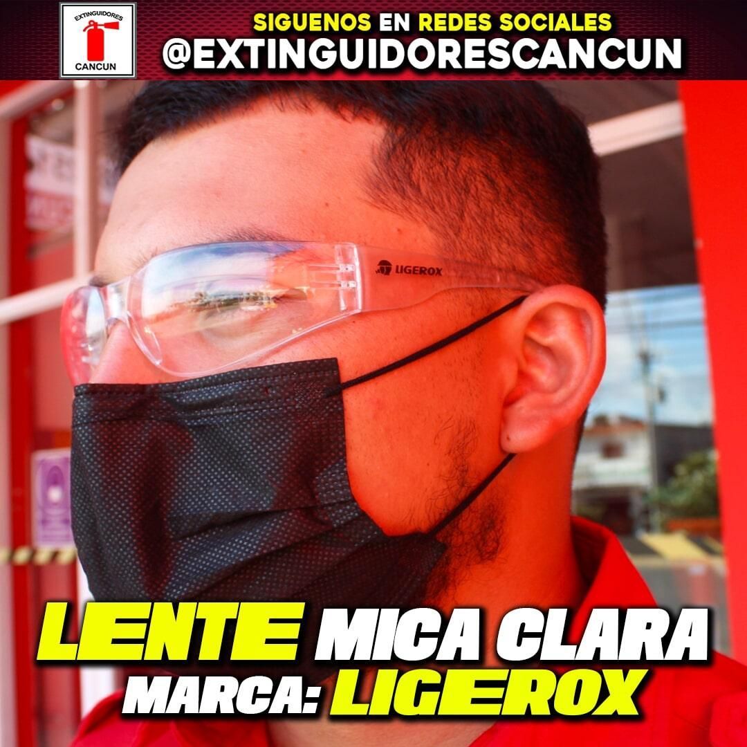 Un hombre que llevaba una máscara negra y gafas de seguridad.