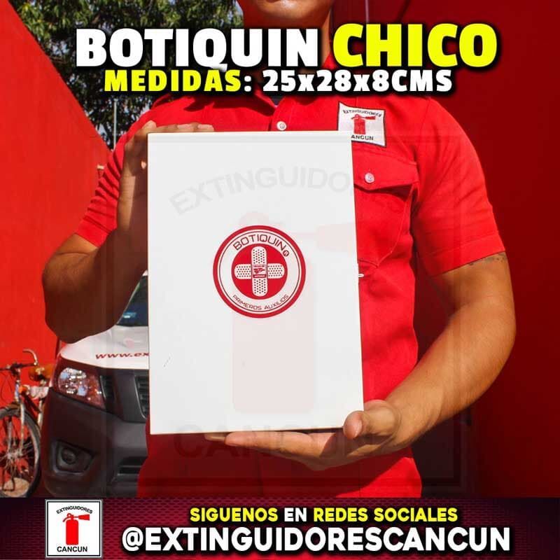 Un hombre con una camisa roja sostiene una caja blanca que dice botiquin chico.