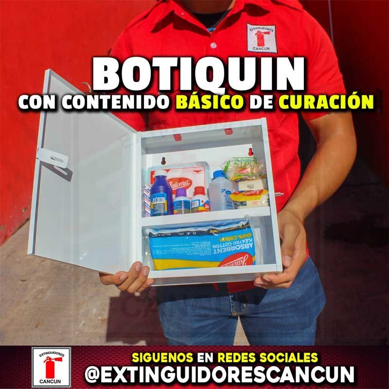 Un hombre con una camisa roja sostiene un botiquín de primeros auxilios.