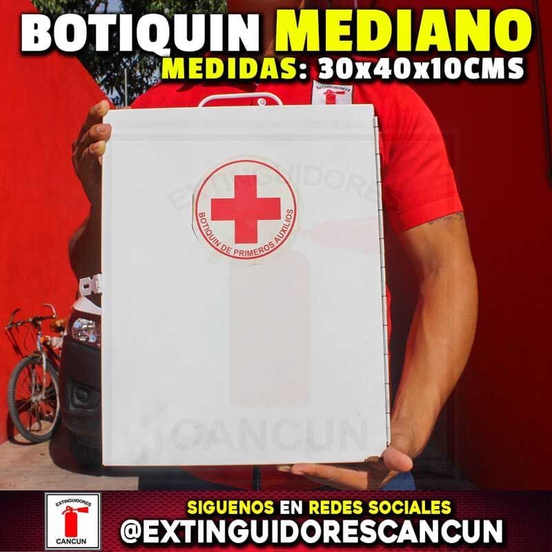 Un hombre sostiene una caja blanca con una cruz roja.