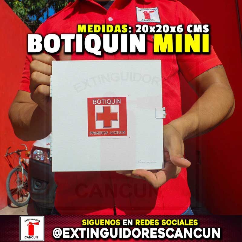 Un hombre con una camisa roja sostiene un mini botiquín.