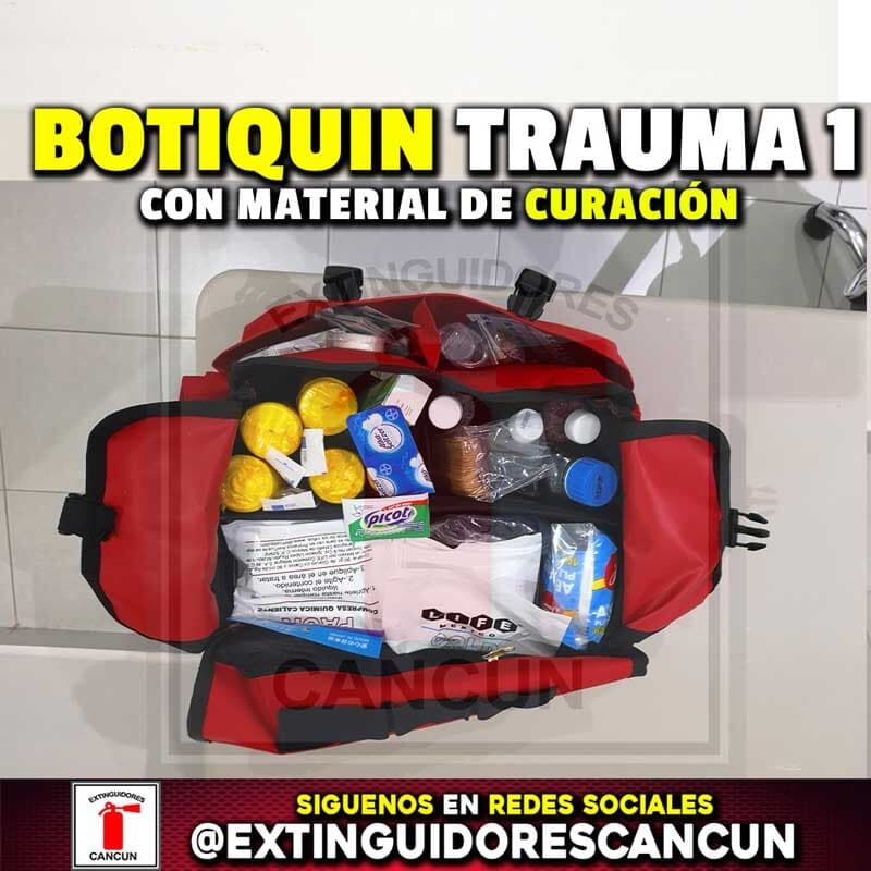 Una bolsa roja con muchos artículos dentro.
