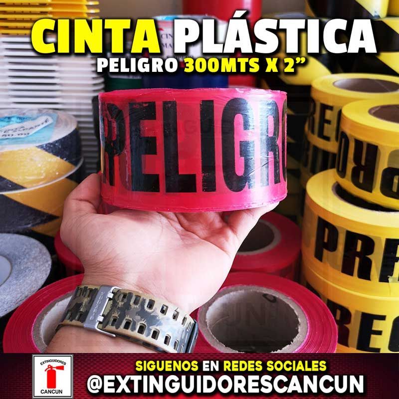 Una persona sostiene un rollo de cinta plástica.