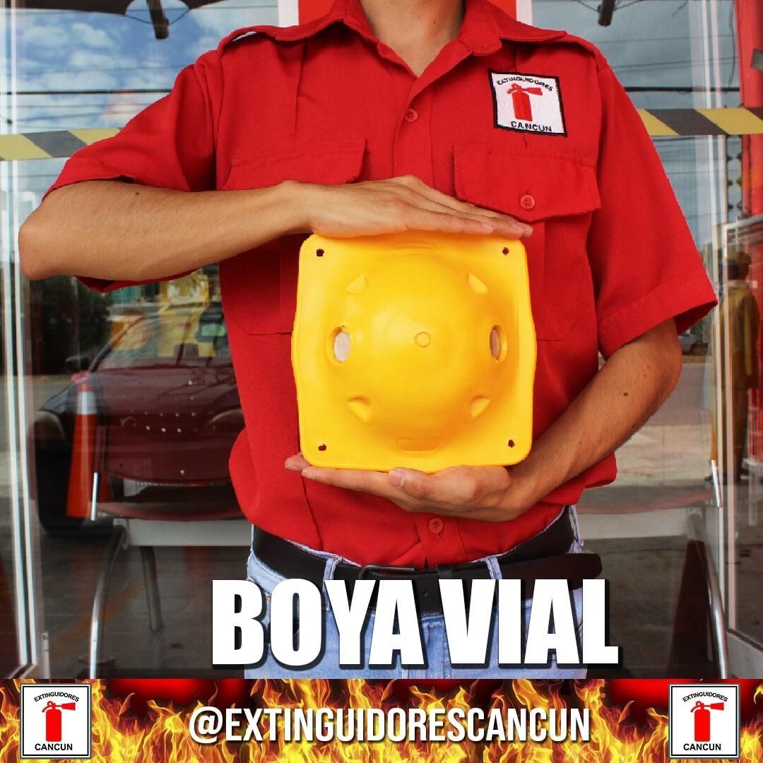 Un hombre con una camisa roja sostiene un objeto amarillo que dice boya vial.