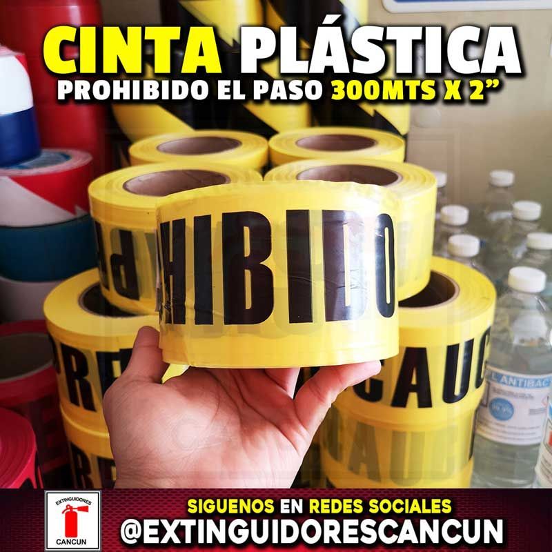 Una persona sostiene un rollo de cinta plástica.